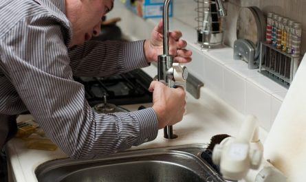 Installer un nouveau robinet dans votre salle de bains
